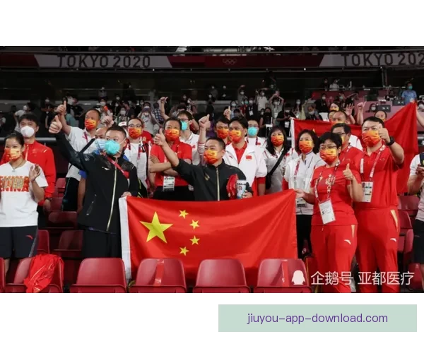 中国队3比1击败法国豪夺汤杯冠军 全员围圈欢庆跳舞庆祝胜利